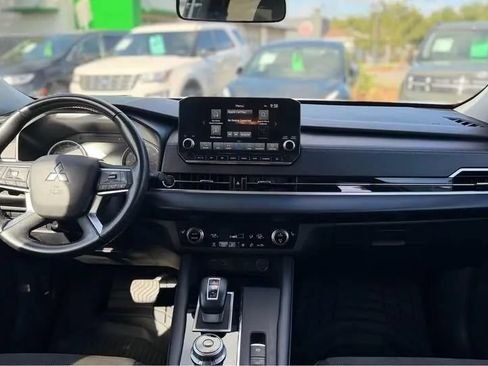 Used 2024 Mitsubishi Outlander FWD image 11