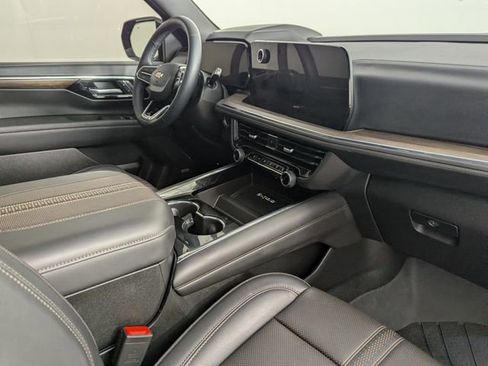 Used 2025 Chevrolet Suburban High Country image 25