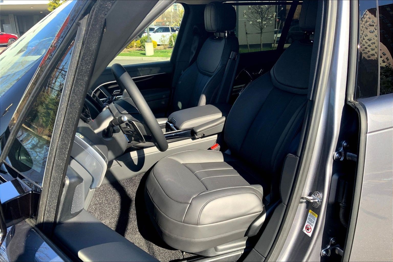 New 2026 Land Rover Range Rover Long Wheelbase SE AWD/4WD image 9