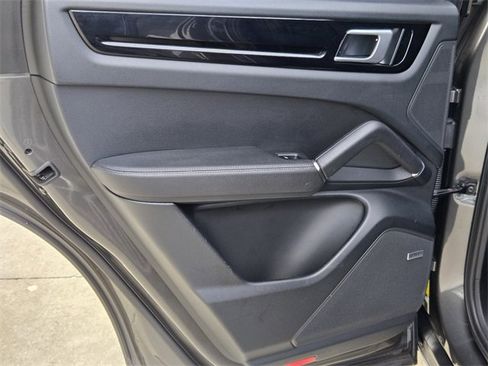 Used 2019 Porsche Cayenne image 36