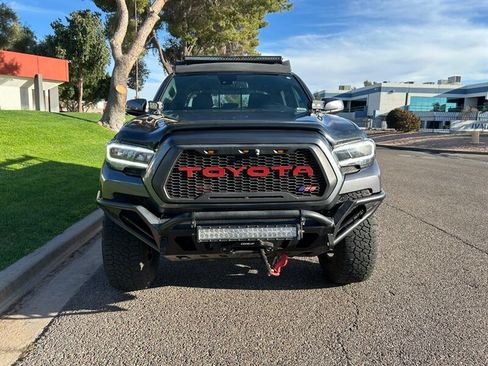 Used 2021 Toyota Tacoma TRD Off-Road w/ Technology Package AWD/4WD image 9