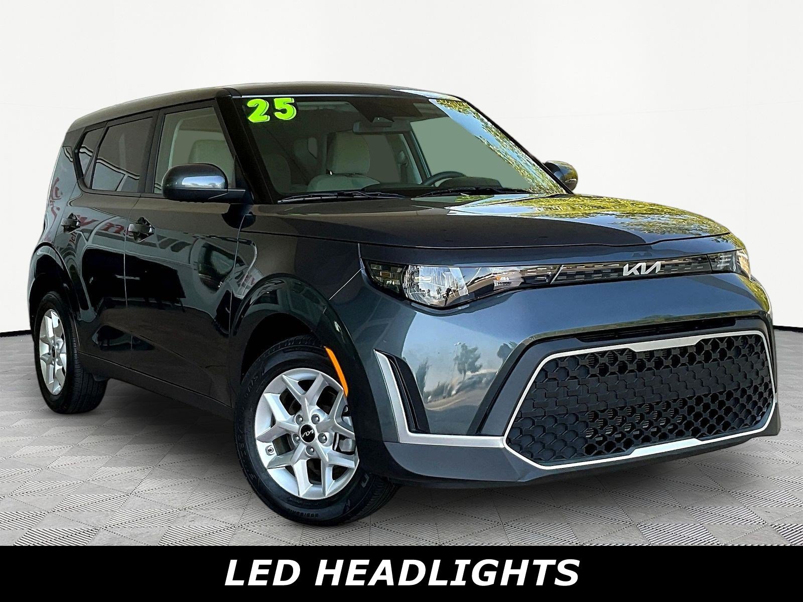 Used 2025 Kia Soul LX w/ LX Technology Package FWD image 3