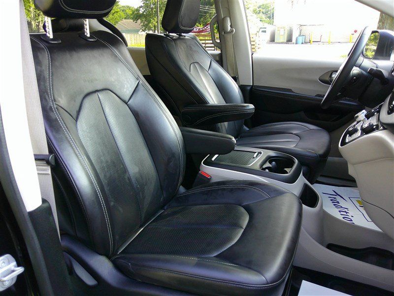 Used 2023 Chrysler Pacifica Touring-L FWD image 23