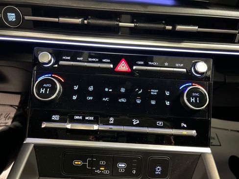 Used 2024 Hyundai Santa Fe Limited image 17