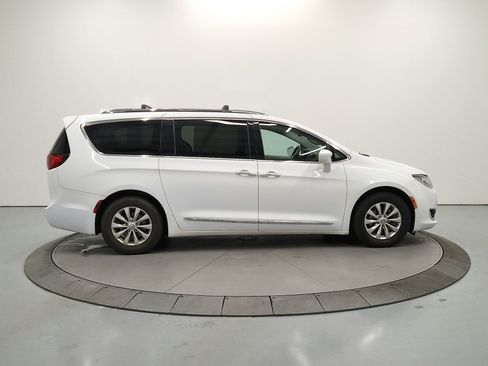 Used 2019 Chrysler Pacifica Touring-L FWD image 9