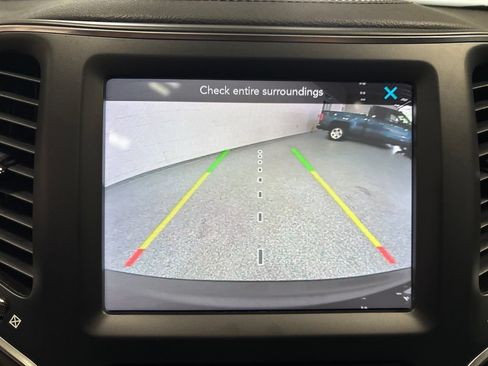 Used 2022 Jeep Cherokee Latitude Lux w/ Sun & Sound Group AWD/4WD image 21