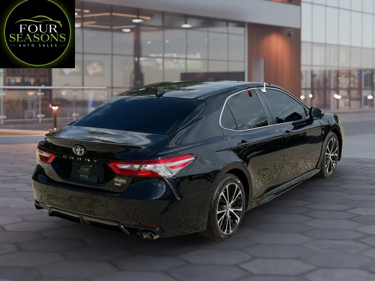 Used 2019 Toyota Camry SE FWD image 3