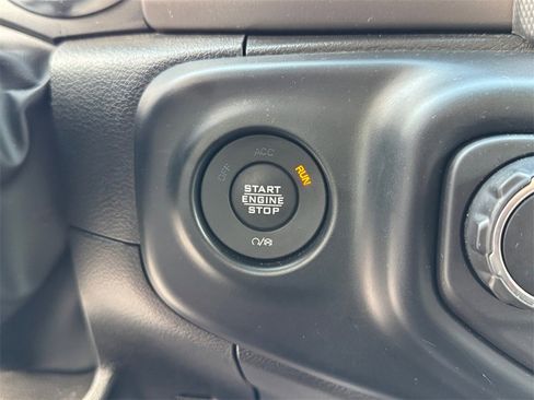 Used 2023 Jeep Gladiator Sport image 17