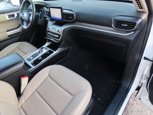 Used 2023 Ford Explorer XLT w/ Equipment Group 202A image 10