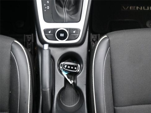 Used 2024 Hyundai Venue Limited image 16