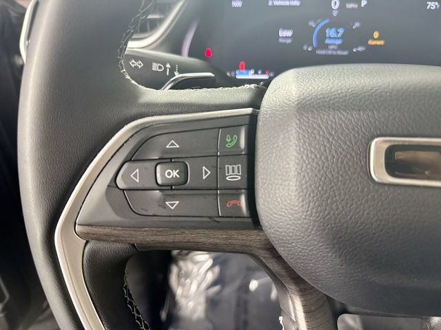 Used 2023 Jeep Grand Cherokee L Limited AWD/4WD image 13