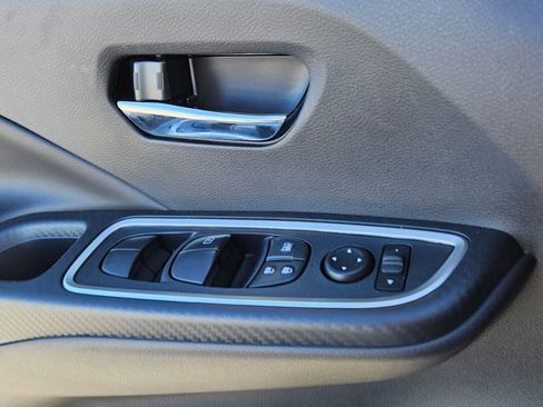 New 2025 Nissan Versa SR w/ Trunk Package FWD image 28