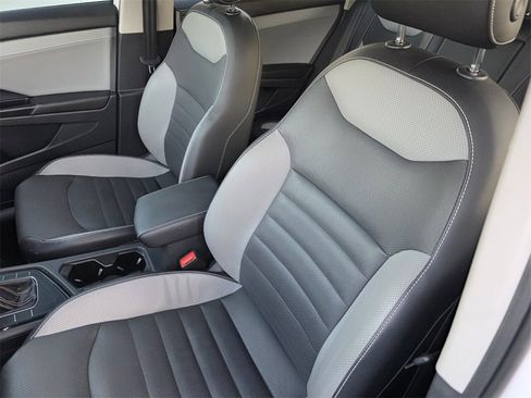 Used 2022 Volkswagen Taos SEL w/ Panoramic Sunroof Package image 11