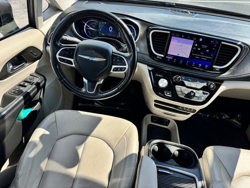 Used 2021 Chrysler Pacifica Touring-L FWD image 25
