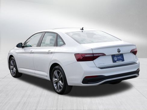 Certified 2022 Volkswagen Jetta SE w/ Panoramic Sunroof Package image 5