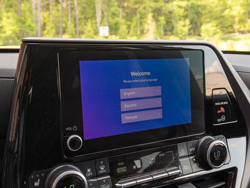 Used 2023 Toyota Highlander XLE FWD image 24