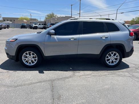 Used 2017 Jeep Cherokee Latitude FWD image 9