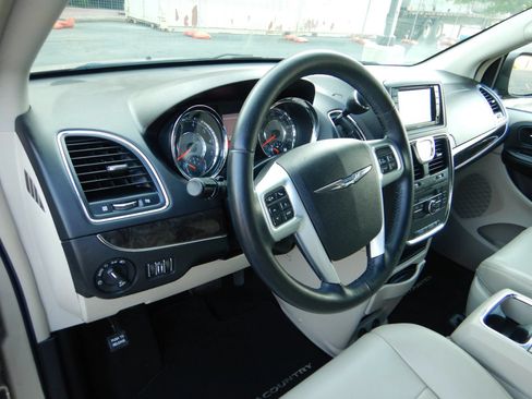 Used 2013 Chrysler Town & Country Touring FWD image 12