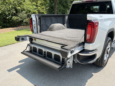 Used 2022 GMC Sierra 1500 SLT w/ SLT Convenience Package AWD/4WD image 10