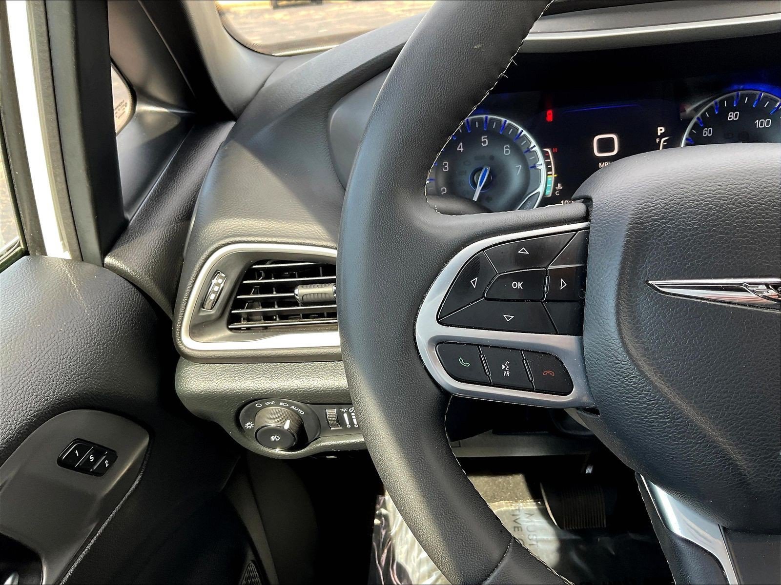 Used 2025 Chrysler Pacifica Select FWD image 12