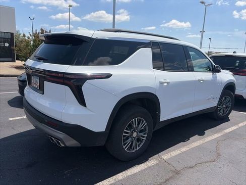 Used 2025 Chevrolet Traverse LT FWD image 3