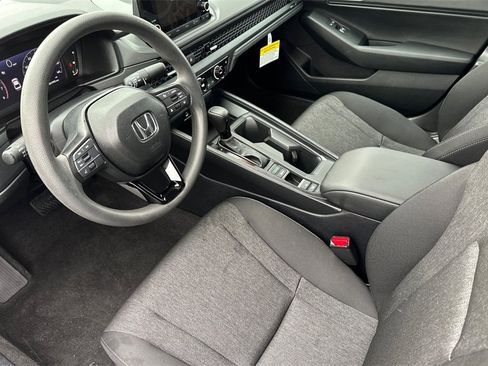 Certified 2025 Honda Accord SE image 9