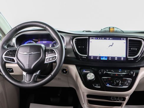 Used 2023 Chrysler Pacifica Touring-L FWD image 17