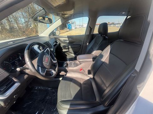 Used 2024 GMC Terrain SLT image 29