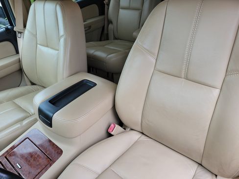 Used 2007 Chevrolet Tahoe LTZ w/ LTZ Preferred Equipment Group RWD image 11