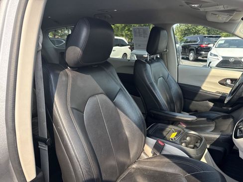 Used 2017 Chrysler Pacifica Touring-L FWD image 30