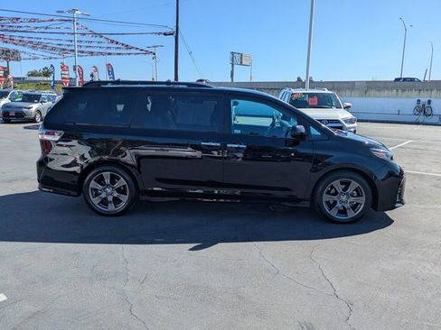 Used 2020 Toyota Sienna SE w/ Carpet Mat Package image 4