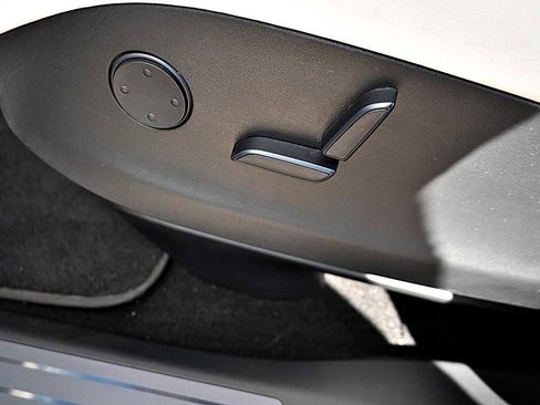 Used 2018 Tesla Model X 100D image 26