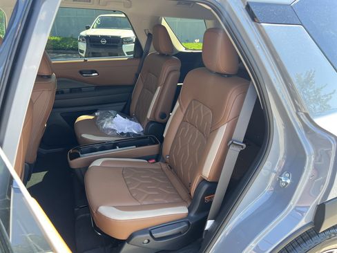 New 2026 Nissan Pathfinder Platinum FWD image 18