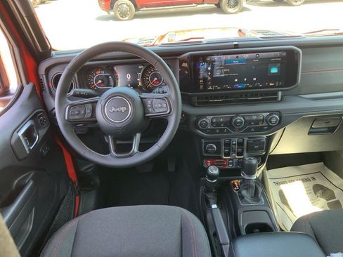 Certified 2025 Jeep Wrangler Unlimited Rubicon w/ Convenience Group AWD/4WD image 20