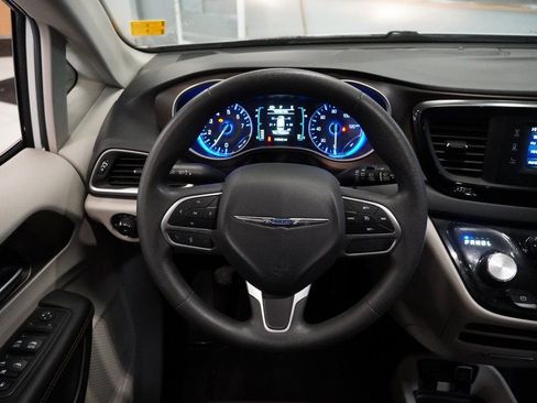 Used 2017 Chrysler Pacifica Touring Plus image 10