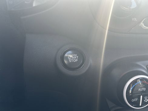 Used 2022 Hyundai Venue Limited FWD image 22