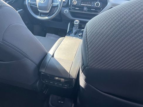 Used 2024 Toyota Highlander LE image 28