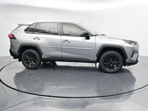 Used 2022 Toyota RAV4 LE FWD image 9