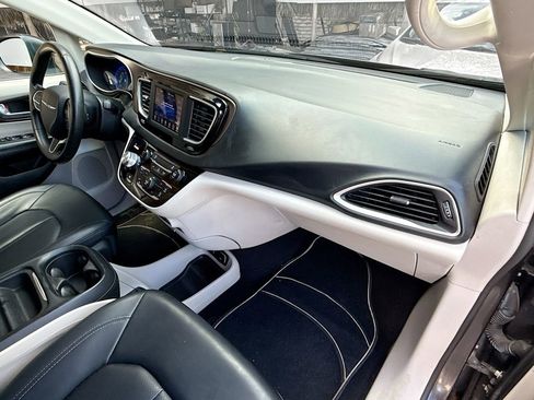 Used 2021 Chrysler Voyager Lxi image 32