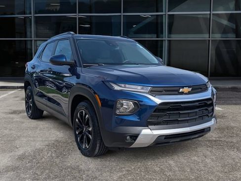 Used 2022 Chevrolet TrailBlazer LT w/ LPO, Blackout Package FWD image 2