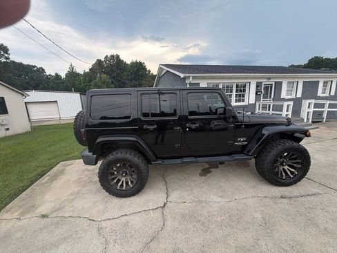 Used 2018 Jeep Wrangler Unlimited Sahara w/ Connectivity Group AWD/4WD image 12
