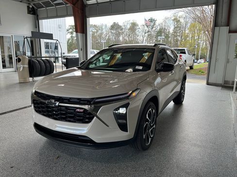 New 2026 Chevrolet Trax RS w/ Sunroof Package FWD image 4