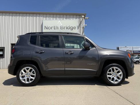 Used 2018 Jeep Renegade Latitude AWD/4WD image 24