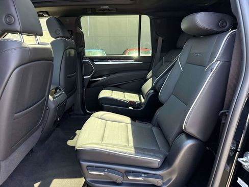 Used 2025 Cadillac Escalade ESV Sport AWD/4WD image 12