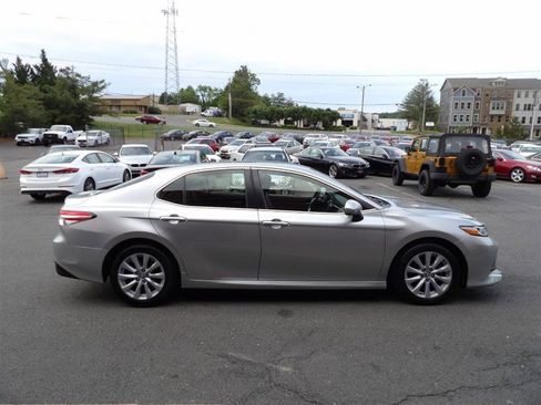 Used 2018 Toyota Camry LE image 7