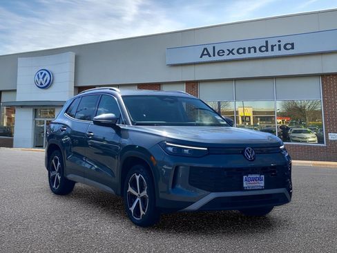 Used 2025 Volkswagen Tiguan SE AWD/4WD image 1