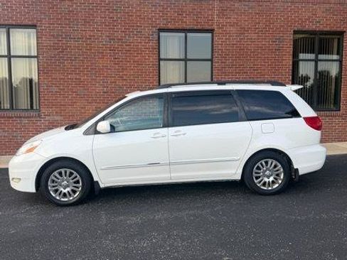 Used 2009 Toyota Sienna FWD image 2
