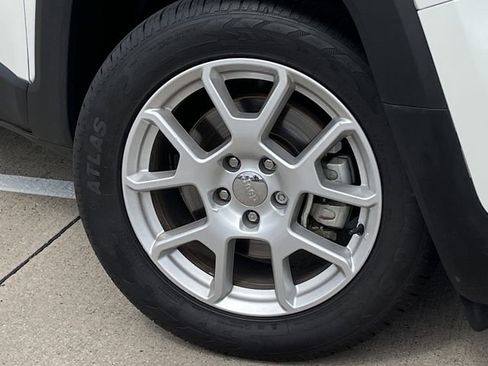 Used 2019 Jeep Renegade Latitude FWD image 7
