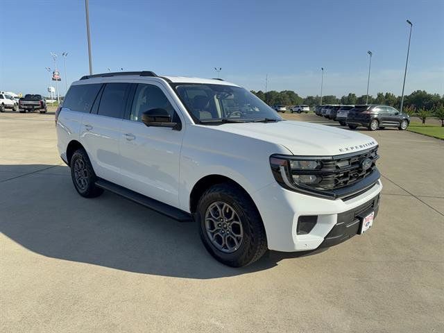 Used 2025 Ford Expedition Active RWD image 2