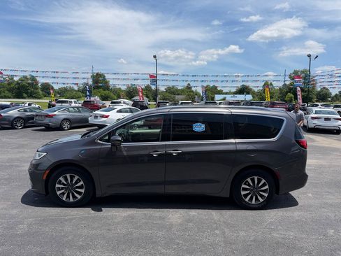 Used 2021 Chrysler Pacifica Touring-L FWD image 8